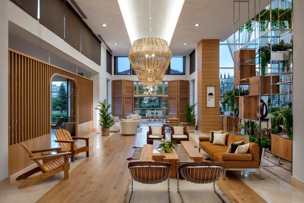 Xanthe Resort & Spa — Lobi: yüksek tavan, hasır avize ve çıtalı ahşap bölmeler