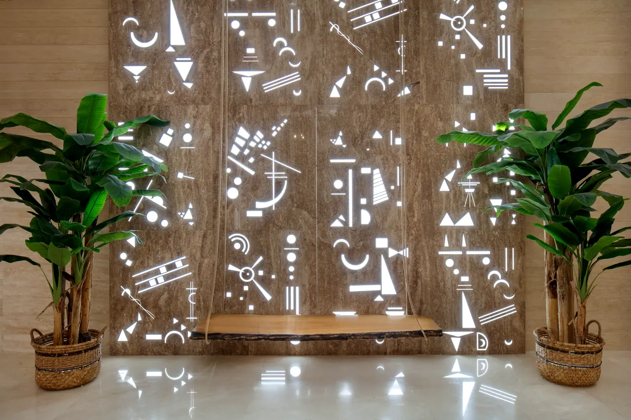 Xanthe Resort & Spa — Işıklı, oyma desenli duvar panosu ve iki saksı bitki