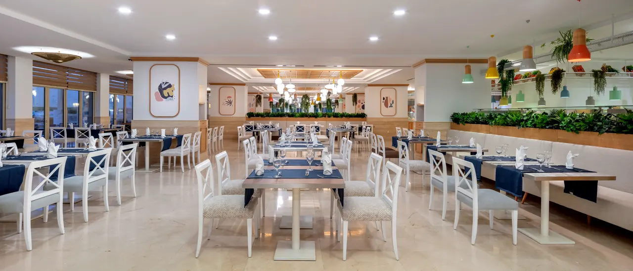 Xanthe Resort & Spa — Restoran: beyaz sandalyeler, lacivert runnerlı masalar