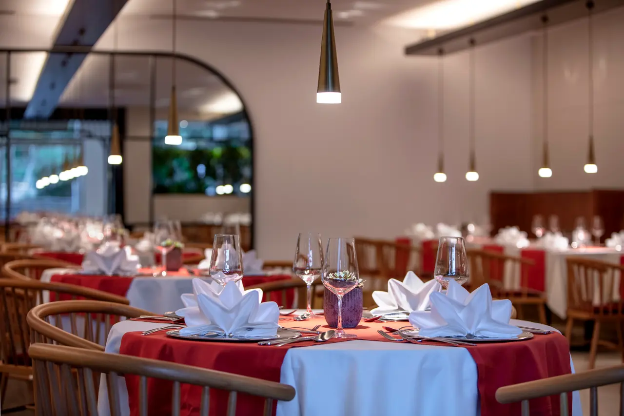 Xanthe Resort & Spa — Restoran: kırmızı-beyaz örtülü masalar ve sarkıt lambalar