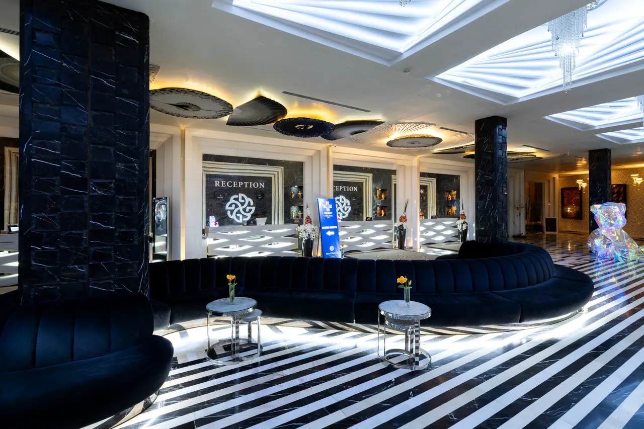Zenith Casino by Merit International — Resepsiyon: siyah-beyaz çizgili zemin ve kıvrımlı kanepe