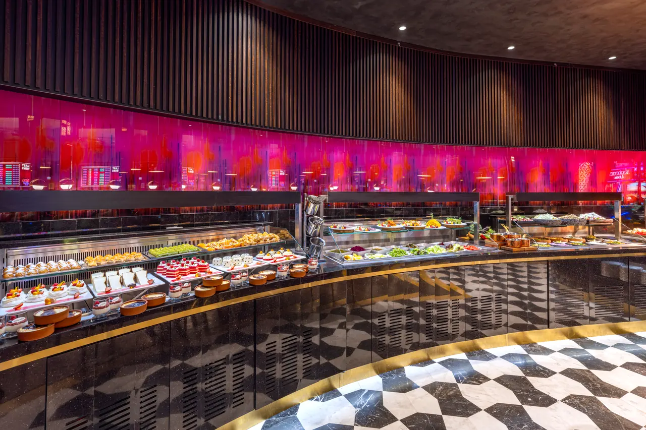 Zenith Casino by Merit International — Restoran büfesi: kırmızı ışıklı duvar ve damalı zemin
