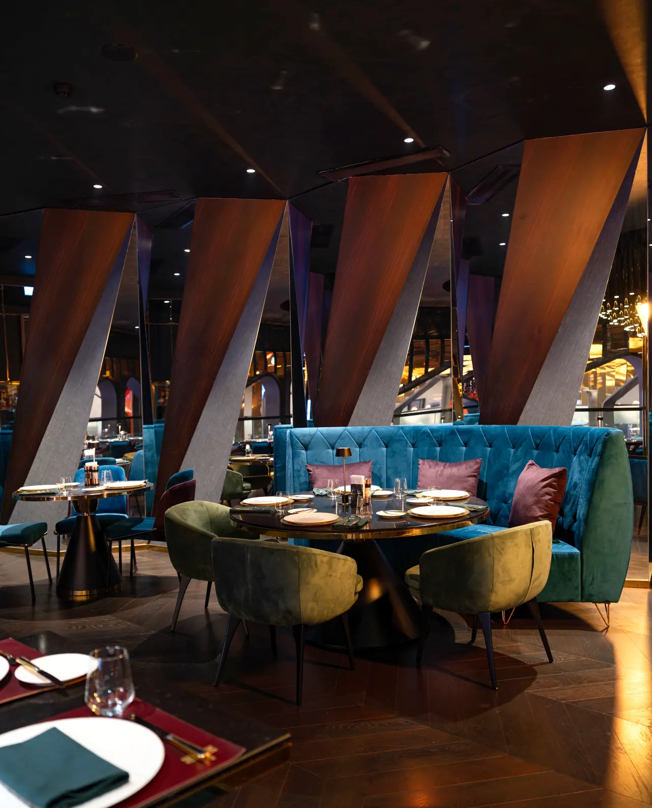 Zenith Casino by Merit International — Restoran: köşeli kolonlar ve kadife banket