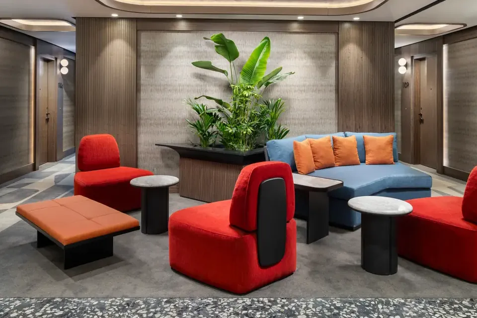 Mövenpick Marmara Sea · kat holünde döşemeli oturma grubu
