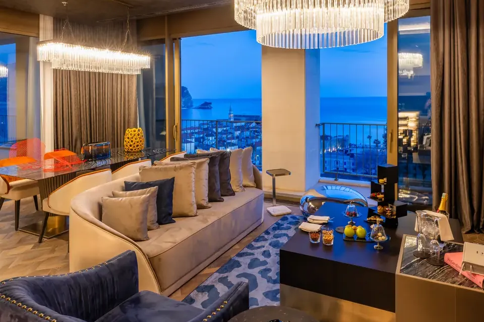 Merit Starlit Hotel Residence · kıvrımlı kanepe ve sırt yastıkları